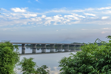 云彩天空河流公路大桥背景