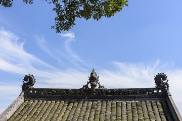 蓝天白云古建筑屋顶