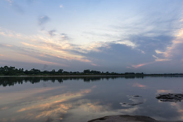 云彩天空河流背景