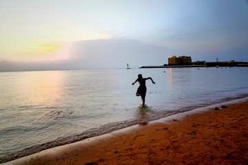 非洲儿童海边戏水