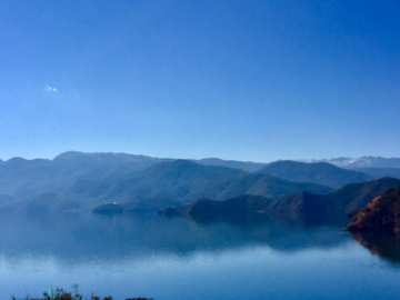 泸沽湖群山倒影