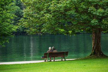 德国国王湖边休憩的老人