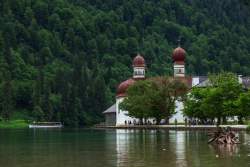德国国王湖中红顶洋葱教堂