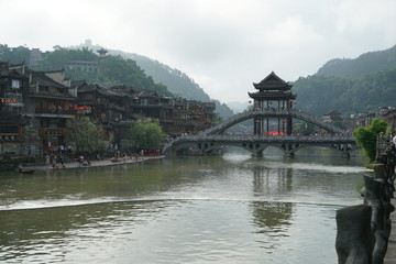 凤凰古城的建筑和桥