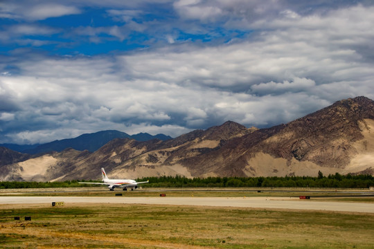 西藏贡嘎机场风光