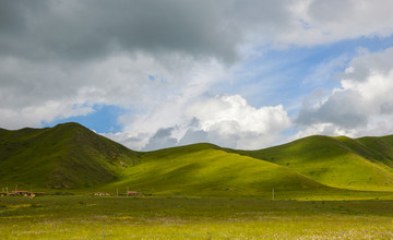 青藏高原宁静的村庄