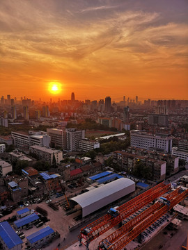 夕阳下俯瞰城市建筑工地