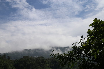 蓝天白云大山薄雾