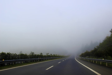 大雾中的山区高速