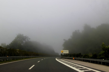 高速大雾