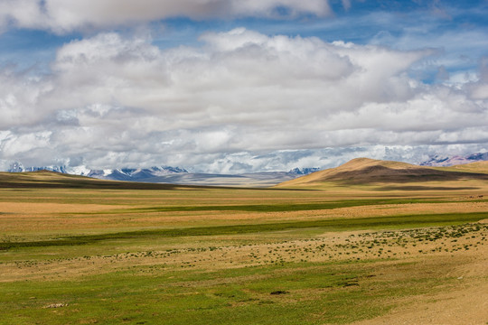 西藏蓝天白云高山原野自然风光