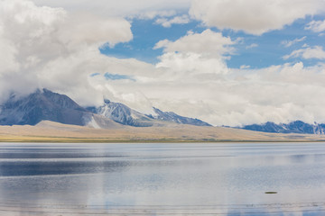 西藏日喀雪山冰川湖泊飞鸟