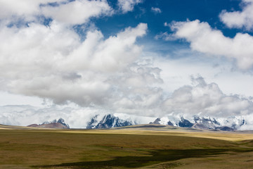 西藏阿里蓝天白云高山原野风光