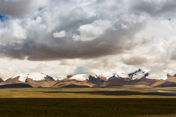 中国西藏阿里蓝天白云雪山圣湖