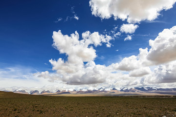 中国西藏阿里蓝天白云雪山圣湖