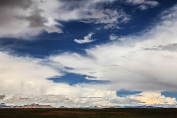 西藏阿里蓝天白云高山原野自然风