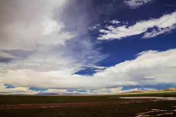 西藏阿里蓝天白云高山原野风光