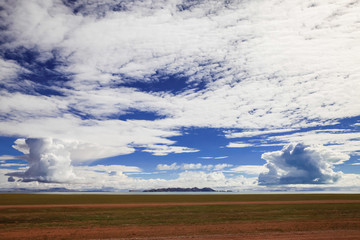 西藏阿里蓝天白云神山圣湖飞鸟风