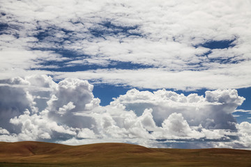 中国西藏阿里蓝天白云神山圣湖