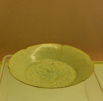 青白釉刻花牡丹纹菱口盘