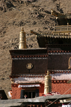 西藏寺庙建筑的屋顶装饰品