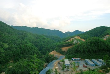 山区修路工地