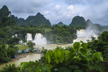 瀑布山水画