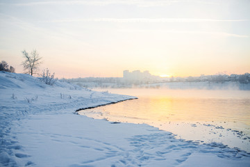 下雪天的城市江边风景