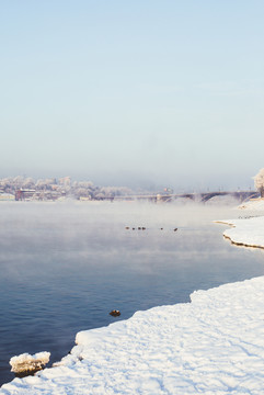 下雪天的城市江边风景