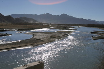 高山河流