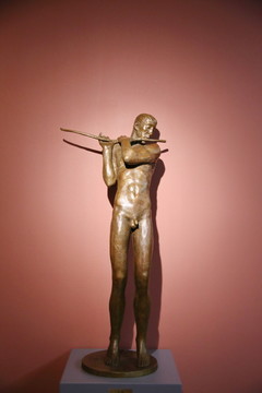 吹笛子的男人裸体雕像