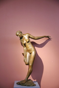 长辫子的非洲少女裸体雕像