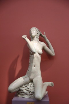 跪立的少女裸体雕像