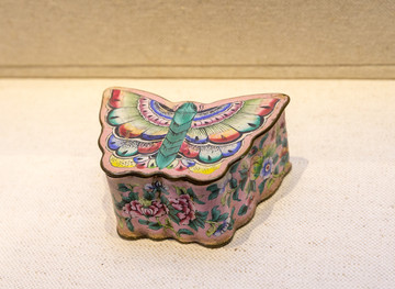 铜胎珐琅花卉纹蝴蝶形带盖盒