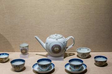 广彩徽章纹茶具