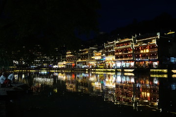 凤凰古城夜景灯光的倒影