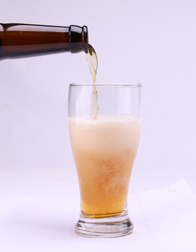 酒瓶倒啤酒黄啤啤酒杯有啤酒泡沫