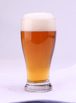 有啤酒泡沫的黄啤啤酒杯