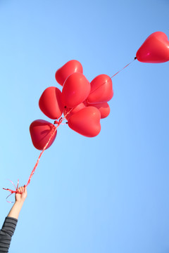 手拿着飘在空中的红气球红气球6