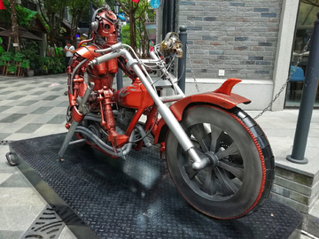 二次元摩托车手雕塑