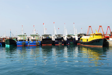 一排渔船