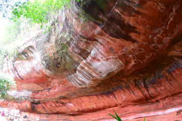 红石野谷飞雨岩丹霞蜂窝状洞穴