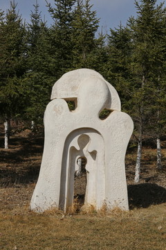 大鹏鸟石雕像