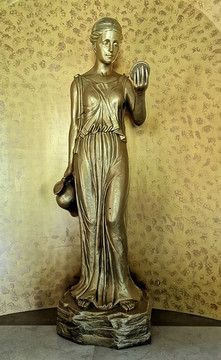 站立的金色美女雕塑