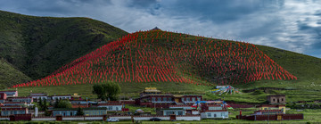 漫山遍野的红色经幡