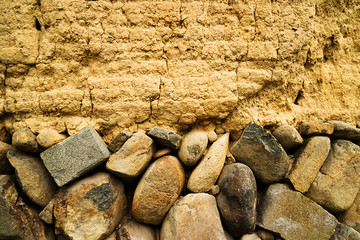 黄土石头墙