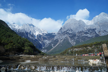 玉龙雪山下的白水河风景