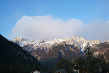 清晨云雾里的玉龙雪山
