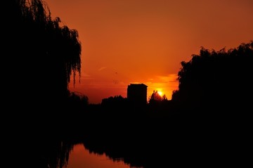 夕阳河流