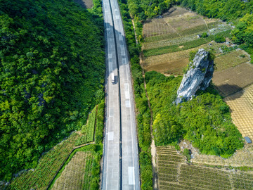 鸟瞰山间高速公路